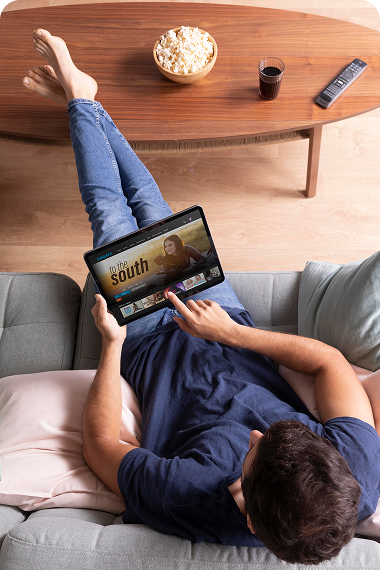 Foto de um Homem assistindo filme no tablet
