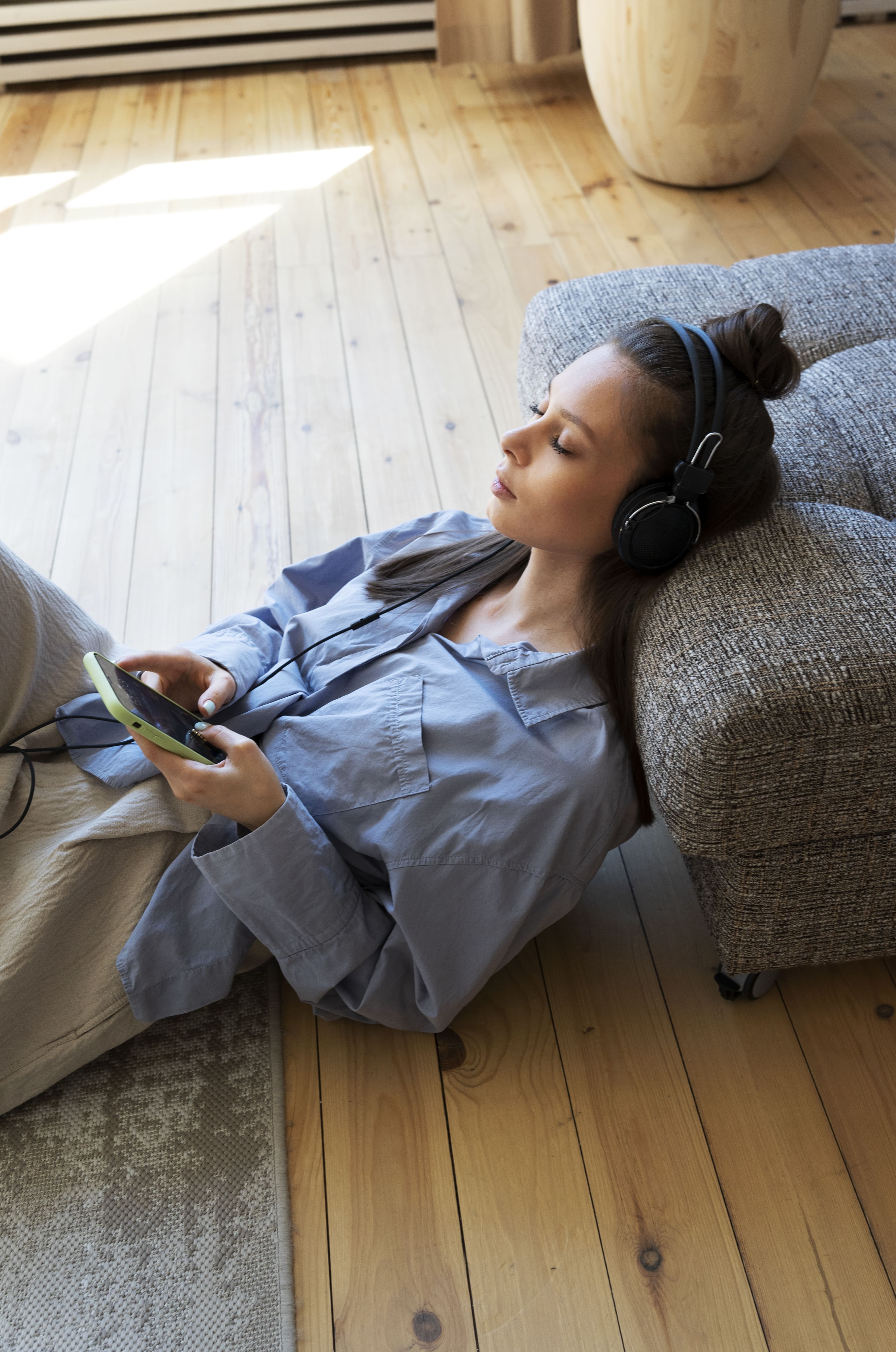 Foto de uma Mulher escutando música